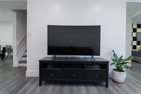 Снять в аренду таунхаус в Майами, Флорида 3 спальни, 140.28м2, № 1956370 - фото 24