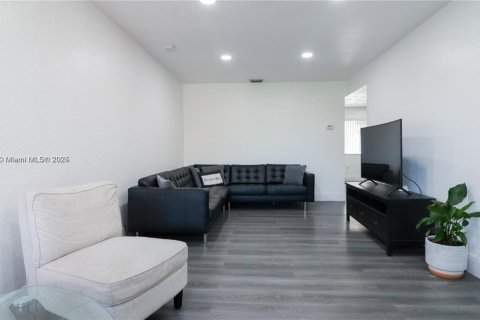 Снять в аренду таунхаус в Майами, Флорида 3 спальни, 140.28м2, № 1956370 - фото 5