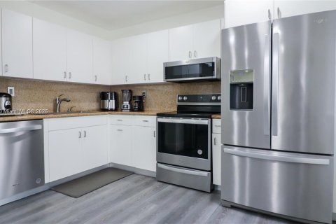 Снять в аренду таунхаус в Майами, Флорида 3 спальни, 140.28м2, № 1956370 - фото 9