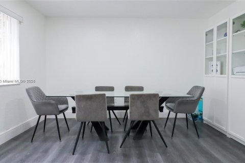 Снять в аренду таунхаус в Майами, Флорида 3 спальни, 140.28м2, № 1956370 - фото 8