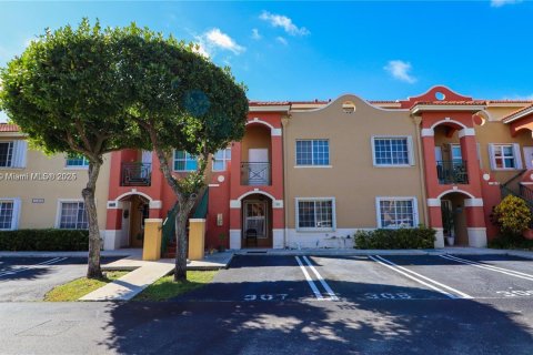 Снять в аренду таунхаус в Майами, Флорида 3 спальни, 140.28м2, № 1956370 - фото 1