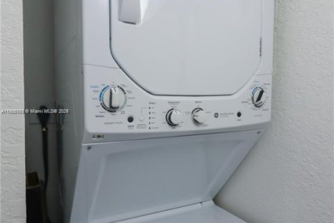 Снять в аренду таунхаус в Майами, Флорида 3 спальни, 140.28м2, № 1956370 - фото 23