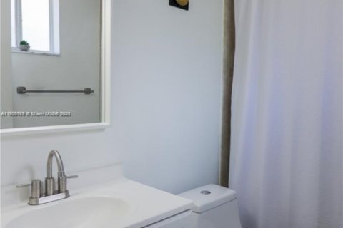 Снять в аренду таунхаус в Майами, Флорида 3 спальни, 140.28м2, № 1956370 - фото 19