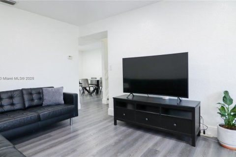 Снять в аренду таунхаус в Майами, Флорида 3 спальни, 140.28м2, № 1956370 - фото 6