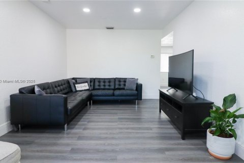 Снять в аренду таунхаус в Майами, Флорида 3 спальни, 140.28м2, № 1956370 - фото 4