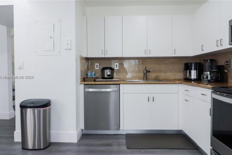 Снять в аренду таунхаус в Майами, Флорида 3 спальни, 140.28м2, № 1956370 - фото 10