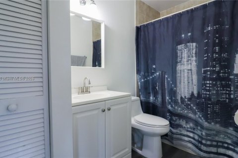 Снять в аренду таунхаус в Майами, Флорида 3 спальни, 140.28м2, № 1956370 - фото 13