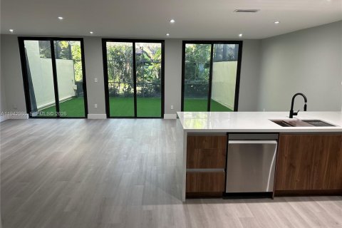 Touwnhouse à vendre à Doral, Floride: 4 chambres, 159.05 m2 № 1999376 - photo 4