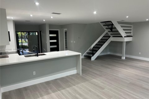 Touwnhouse à vendre à Doral, Floride: 4 chambres, 159.05 m2 № 1999376 - photo 7