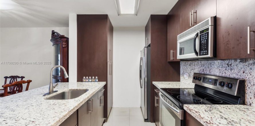 Condominio en Pembroke Pines, Florida, 2 dormitorios  № 1947017