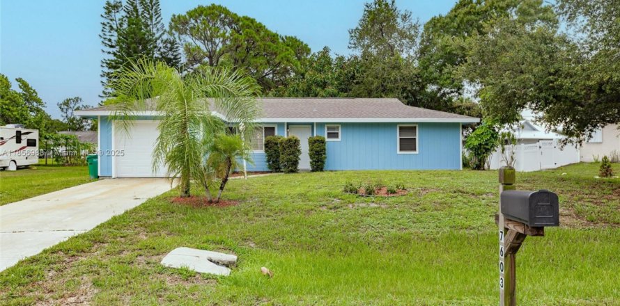 House in St. Lucie, Florida 2 bedrooms, 93.46 sq.m. № 1897567