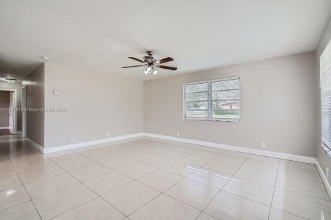House in Coconut Creek, Florida 3 bedrooms, 117.89 sq.m. № 1944020 - photo 18