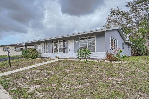 House in Coconut Creek, Florida 3 bedrooms, 117.89 sq.m. № 1944020 - photo 3
