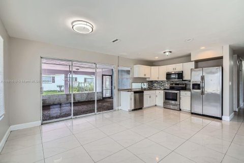 House in Coconut Creek, Florida 3 bedrooms, 117.89 sq.m. № 1944020 - photo 7