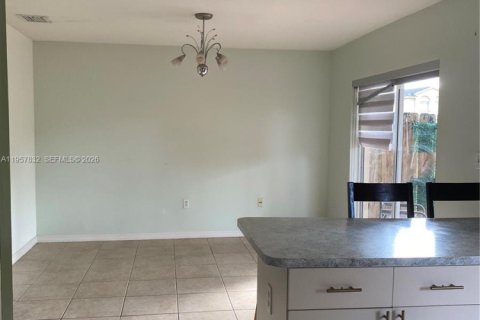 House in Miami, Florida 4 bedrooms, 163.14 sq.m. № 2017739 - photo 8