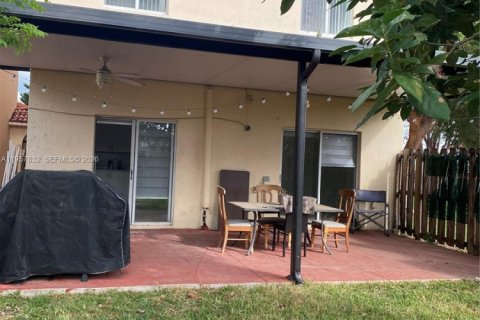 House in Miami, Florida 4 bedrooms, 163.14 sq.m. № 2017739 - photo 7