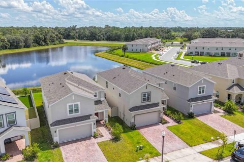 House in Kissimmee, Florida 4 bedrooms, 235.23 sq.m. № 1904639 - photo 1