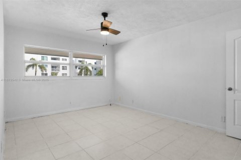 Condo in Pompano Beach, Florida, 2 bedrooms  № 1927542 - photo 12