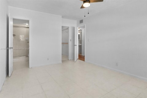 Condo in Pompano Beach, Florida, 2 bedrooms  № 1927542 - photo 13