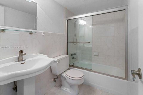 Condo in Pompano Beach, Florida, 2 bedrooms  № 1927542 - photo 15