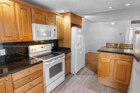 Condo in Pompano Beach, Florida, 2 bedrooms  № 1927542 - photo 10
