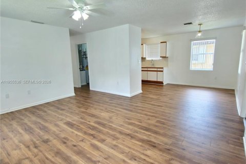 Casa en venta en Miami, Florida, 3 dormitorios, 104.52 m2 № 2010119 - foto 2