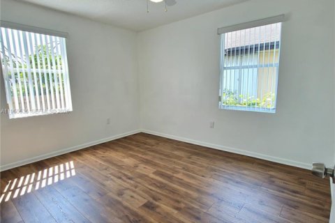 Casa en venta en Miami, Florida, 3 dormitorios, 104.52 m2 № 2010119 - foto 5