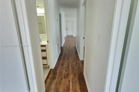 Casa en venta en Miami, Florida, 3 dormitorios, 104.52 m2 № 2010119 - foto 4