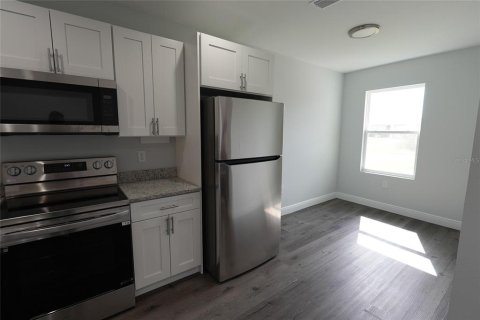 Commercial property in Port Charlotte, Florida 6 bedrooms, 230.4 sq.m. № 2195337 - photo 4