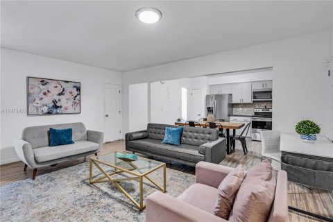 House in Miami, Florida 4 bedrooms, 221.29 sq.m. № 2033534