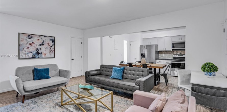 House in Miami, Florida 4 bedrooms, 221.29 sq.m. № 2033534