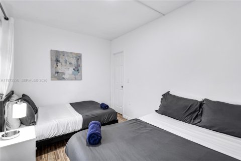 House in Miami, Florida 4 bedrooms, 221.29 sq.m. № 2033534 - photo 12