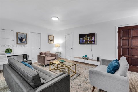 House in Miami, Florida 4 bedrooms, 221.29 sq.m. № 2033534 - photo 2