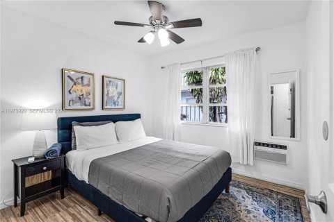 House in Miami, Florida 4 bedrooms, 221.29 sq.m. № 2033534 - photo 10