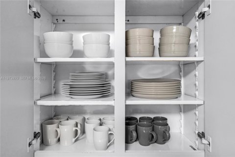 House in Miami, Florida 4 bedrooms, 221.29 sq.m. № 2033534 - photo 16