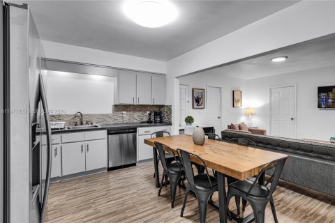 House in Miami, Florida 4 bedrooms, 221.29 sq.m. № 2033534 - photo 5