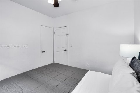 House in Miami, Florida 4 bedrooms, 221.29 sq.m. № 2033534 - photo 15