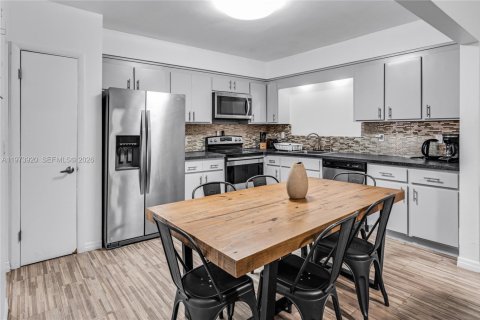 House in Miami, Florida 4 bedrooms, 221.29 sq.m. № 2033534 - photo 4