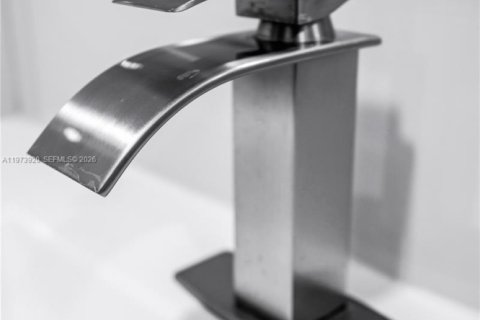 House in Miami, Florida 4 bedrooms, 221.29 sq.m. № 2033534 - photo 17