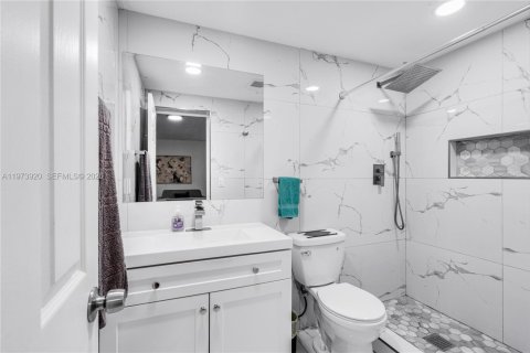 House in Miami, Florida 4 bedrooms, 221.29 sq.m. № 2033534 - photo 11