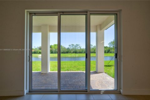 House in Davie, Florida 5 bedrooms, 367.71 sq.m. № 2019727 - photo 25