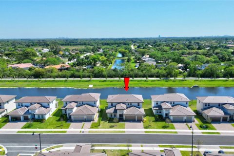 House in Davie, Florida 5 bedrooms, 367.71 sq.m. № 2019727 - photo 3