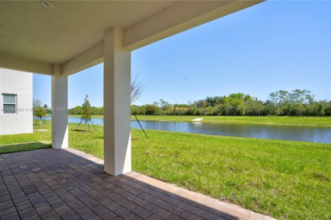House in Davie, Florida 5 bedrooms, 367.71 sq.m. № 2019727 - photo 24