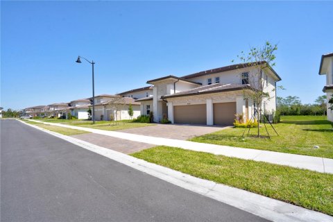 House in Davie, Florida 5 bedrooms, 367.71 sq.m. № 2019727 - photo 15
