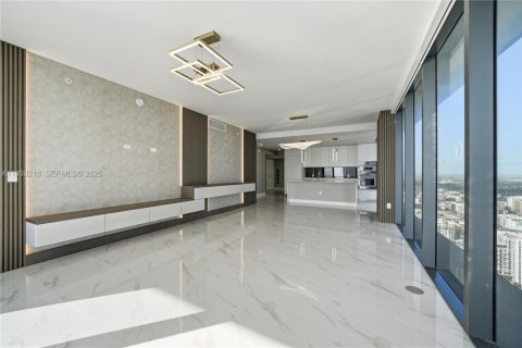 Condo in Miami, Florida, 4 bedrooms № 1988957 - photo 12