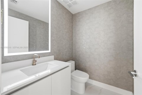 Condo in Miami, Florida, 4 bedrooms № 1988957 - photo 14