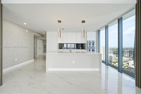 Condo in Miami, Florida, 4 bedrooms № 1988957 - photo 4
