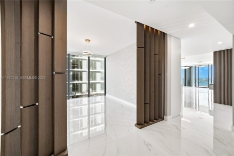 Condo in Miami, Florida, 4 bedrooms № 1988957 - photo 17