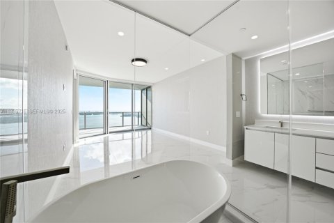Condo in Miami, Florida, 4 bedrooms № 1988957 - photo 26