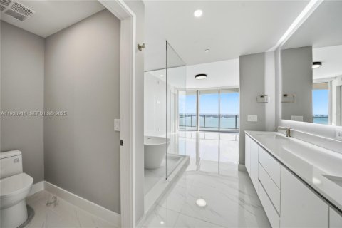 Condo in Miami, Florida, 4 bedrooms № 1988957 - photo 28